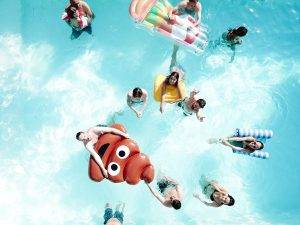 La joie de la piscine en famille
